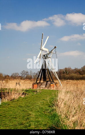 Ein Blick auf Clayrack Mill am Ufer des Flusses Ant auf den Norfolk Broads in der Nähe wie Hill, Ludham, Norfolk, England, UK. Stockfoto