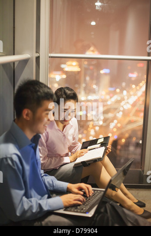 Zwei junge Menschen arbeiten im Büro Stockfoto