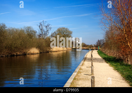 Ein Blick auf den Fluss Ant und Liegeplätze auf den Norfolk Broads an wie Hill, Ludham, Norfolk, England, Vereinigtes Königreich. Stockfoto