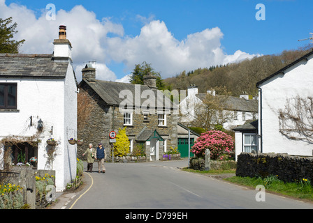 Älteres Ehepaar zu Fuß in das Dorf der nahe Sawrey, Nationalpark Lake District, Cumbria, England UK Stockfoto