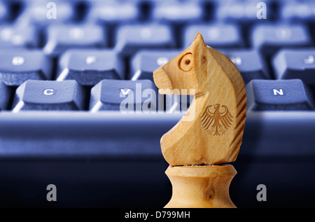 Jumper vor Computer-Tastatur, symbolische Foto-Bundes Trojaner, Springer Vor Computertastatur, Symbolfoto Bundestrojaner Stockfoto