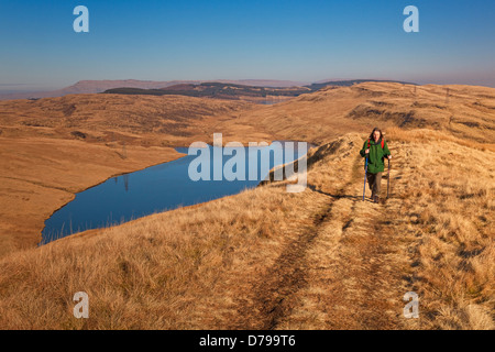 Walker auf die Hosen in den Kilpatrick Hills in der Nähe von Glasgow. Greenside Reservoir ist auf der linken Seite. Stockfoto