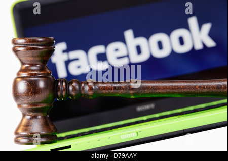 Hammer des Richters vor Computer mit Facebook-Logo, Richterhammer Vor Computer Mit Facebook-Logo Stockfoto