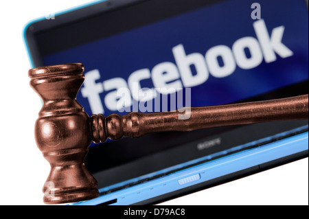 Hammer des Richters vor Computer mit Facebook-Logo, Richterhammer Vor Computer Mit Facebook-Logo Stockfoto