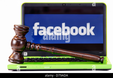 Hammer des Richters vor Computer mit Facebook-Logo, Richterhammer Vor Computer Mit Facebook-Logo Stockfoto