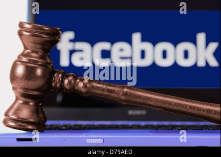 Hammer des Richters vor Computer mit Facebook-Logo, Richterhammer Vor Computer Mit Facebook-Logo Stockfoto