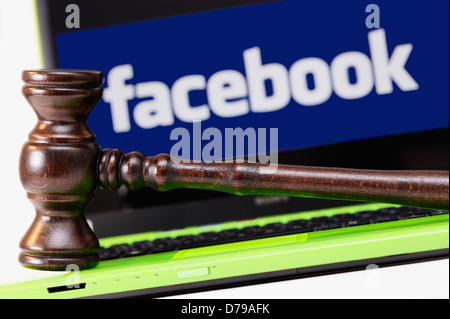 Hammer des Richters vor Computer mit Facebook-Logo, Richterhammer Vor Computer Mit Facebook-Logo Stockfoto