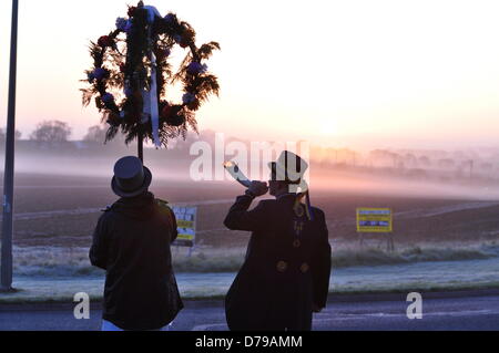 King's Morris tanzen bis der Mai Tag der Dämmerung Knight's Hill Kreisverkehr an der Kreuzung der A148 und A149 am Rande von King's Lynn, Norfolk, England. Stockfoto