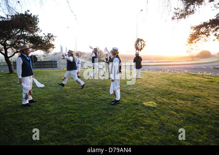 King's Morris tanzen bis der Mai Tag der Dämmerung Knight's Hill Kreisverkehr an der Kreuzung der A148 und A149 am Rande von King's Lynn, Norfolk, England. Stockfoto