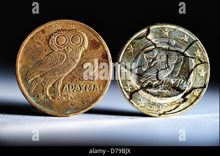 Griechische Drachme und griechischen Euro-Münze einer mit Tränen, Griechische Drachme Und Griechische Ein-Euro-Münze Mit Rissen Stockfoto