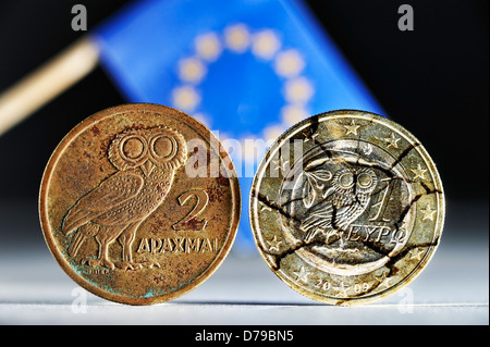 Griechische Drachme und griechische Euromünze eine EU-Flagge, Griechische Drachme, Griechische Ein-Euro-Münze Und EU-Fahne Stockfoto