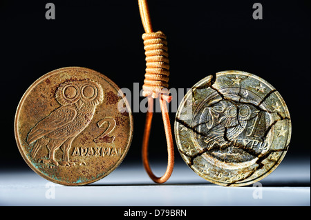 Griechische Drachme und griechischen Euro-Münze mit Galgen, Rückkehr Griechenlands zur Drachme, Griechische Drachme Und Griechische Ein-Euro Stockfoto