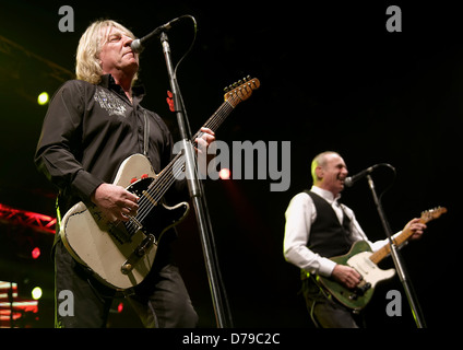 Rick Parfitt und Francis Rossi von Status Quo in Liverpool Echo Arena durchführen. Liverpool, England - 06.12.11 Stockfoto