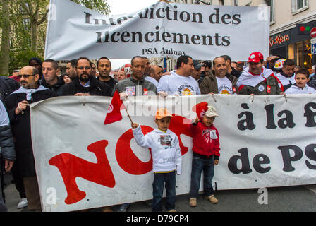 Paris, Frankreich. Französische Gewerkschaften, CGT, Migranten mit Schildern und Bannern von Peugeot streiken bei der Demonstration am 1. Mai, dem Tag der Arbeit, gegen Entlassungen, junge Jungen in Front, Migrantenfamilie, CGT, protestierende junge Menschen, Streikende Stockfoto