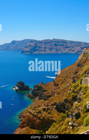 Caldera Blick auf Insel Santorin in der Ägäis mit großen, kleinen Schiffen und Yachten. Stockfoto