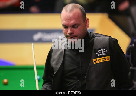 01.05.2013 Sheffield, England. Stuart Bingham in Aktion gegen Ronnie O'Sullivan während das Viertel-Finale der Snooker WM von The Crucible Theatre. Stockfoto