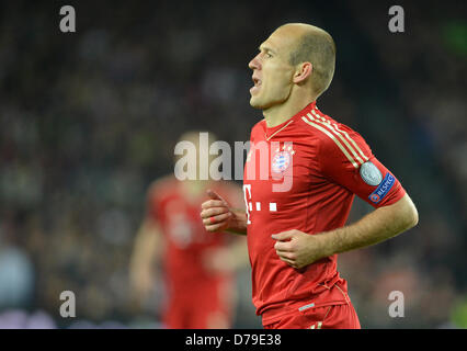 Münchens Arjen Robben nach seinem Tor 0: 1 in der UEFA Champions League-Halbfinale feiert zweiten Bein Fußballspiel zwischen FC Barcelona und dem FC Bayern München im Camp Nou in Barcelona, Spanien, 1. Mai 2013. Foto: Peter Kneffel/Dpa +++(c) Dpa - Bildfunk +++ Stockfoto