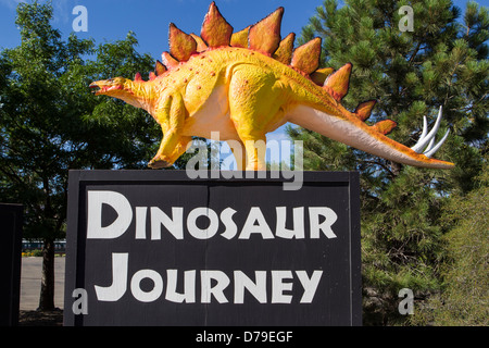 Leuchtend gelbe Stegosaurus-Modell steht auf Schild am Dinosaurier Reise Museum, Fruita, Colorado. Stockfoto