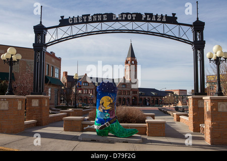 Eine Boot-Skulptur in der Cheyenne Depot Plaza, Depot im Hintergrund, Cheyenne, WY. Stockfoto