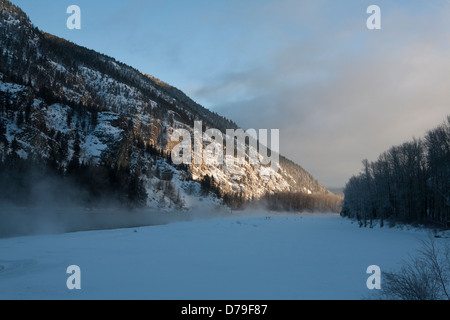 Dampfwolken steigen von Flathead River in eisiger Wetter, westlich von Hungry Horse, Mt Stockfoto