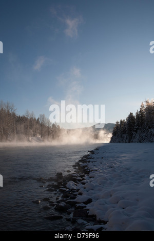 Wolken von Dampf Aufstieg aus der South Fork des Flathead River in sub-zero-Wetter, hungrige Pferd, Mt. Stockfoto