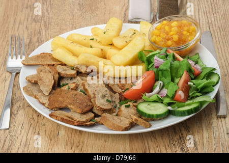 Ein Teller der Scheiben Rindfleisch Kebab Gyros oder Döner Fleisch mit Pommes Frites und Salat Stockfoto