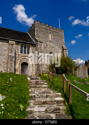 St. Nikolaus, Bramber - die älteste Kirche von Norman in Sussex - an einem sonnigen Mai-Tag Stockfoto