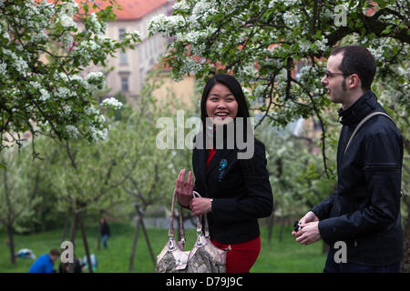 Romantischer Spaziergang auf dem Petrin-Hügel, Prag Tschechische Republik Stockfoto