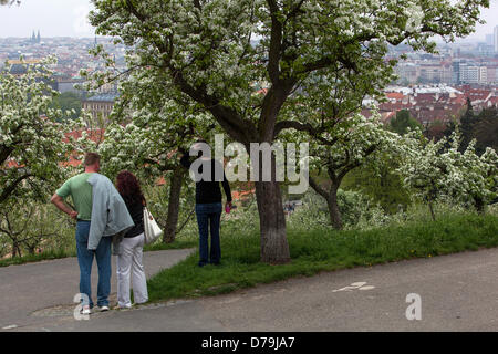 Romantischer Spaziergang auf dem Petrin-Hügel, Prag Tschechische Republik Stockfoto