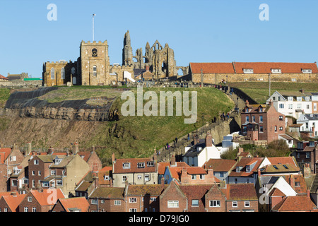 Blick über Whitby in Richtung der Abtei St. Marys Kirche und 199 Stufen. Whitby, North Yorkshire, England, UK Stockfoto