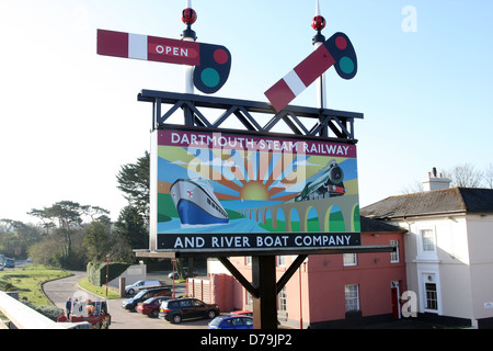 Dartmouth Dampf Eisenbahn und Fluss Boot Firmenschild am Churston, in der Nähe von Brixham Devon Mai 2013 Stockfoto