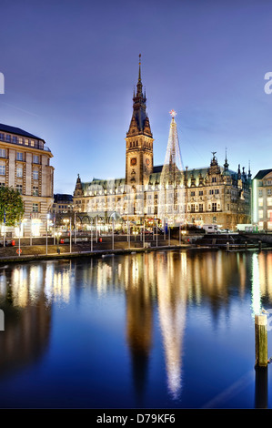 Hamburger Rathaus mit Weihnachtsmarkt auf die Weihnachtszeit in Hamburg, Deutschland, Europa Stockfoto