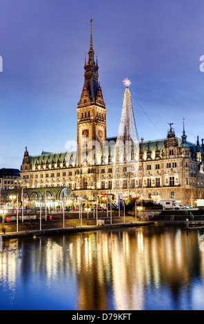 Hamburger Rathaus mit Weihnachtsmarkt auf die Weihnachtszeit in Hamburg, Deutschland, Europa Stockfoto