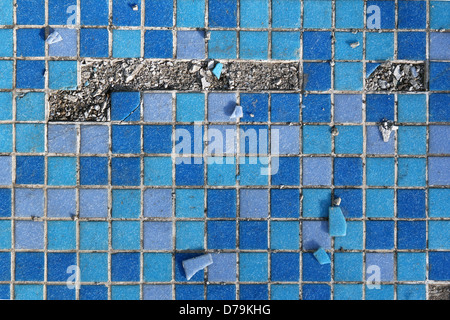 blaue zerstörten Keramikmosaik Stockfoto