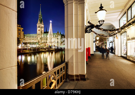 Hamburger Rathaus mit Weihnachtsmarkt und Alsterarkaden an der Weihnachtszeit in Hamburg, Deutschland, Europa Stockfoto