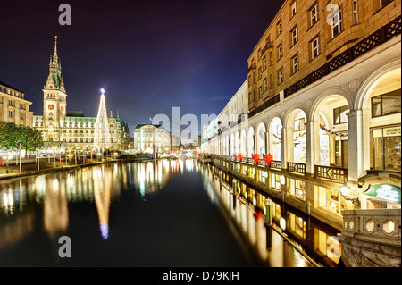 Hamburger Rathaus mit Weihnachtsmarkt und Alsterarkaden an der Weihnachtszeit in Hamburg, Deutschland, Europa Stockfoto