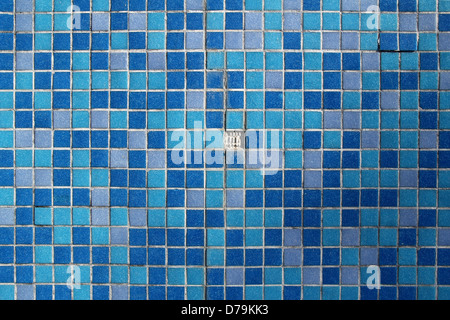 blaue Keramik Mosaik mit einem Stück fehlt Stockfoto