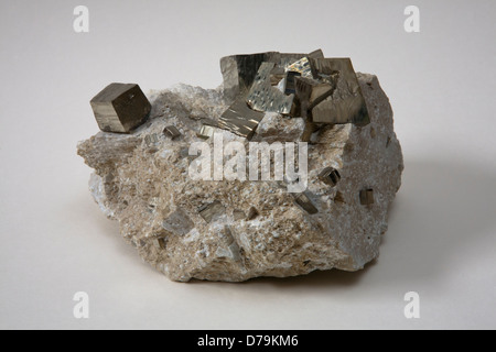 Eisenpyrit fossiles Gestein oder Narr's Gold Pyrit ist das Mineral, das allgemein als „Narrengold“ bekannt ist. Geburtsstein für das Sternzeichen Löwe. Stockfoto