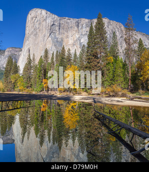 Yosemite Nationalpark, Kalifornien El Capitan reflektiert in Stilll Pool am Cathedral Beach, Yosemite Valley
