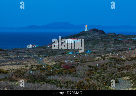Anacapa Island Light Station in der tiefen Dämmerung mit California Festland entfernte, Channel Islands Nationalpark, Kalifornien, USA Stockfoto