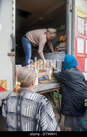 Bragin Region befindet sich in einer einzigartigen Klimazone in Belarus. Die vergangenen Zeiten war das Leben in dieser Region reichen. Soboly schleppt war ein Teil der großen und reichen Kolchose (Kolchos) "Put k Kommunizmu" ("der Weg in den Kommunismus") und verfügt über große Shool, Hersteller, Speisesaal, nad andere Infrastruktur. Nun ist dies eine veraltete Tote Stadt neben der Restricter Fallout Zone. Nur kleine Zahlen von alten Menschen und einige Familien leben hier. Foto: der mobile Speicher. Stockfoto