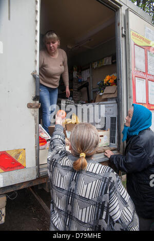 Bragin Region befindet sich in einer einzigartigen Klimazone in Belarus. Die vergangenen Zeiten war das Leben in dieser Region reichen. Soboly schleppt war ein Teil der großen und reichen Kolchose (Kolchos) "Put k Kommunizmu" ("der Weg in den Kommunismus") und verfügt über große Shool, Hersteller, Speisesaal, nad andere Infrastruktur. Nun ist dies eine veraltete Tote Stadt neben der Restricter Fallout Zone. Nur kleine Zahlen von alten Menschen und einige Familien leben hier. Foto: der mobile Speicher. Stockfoto