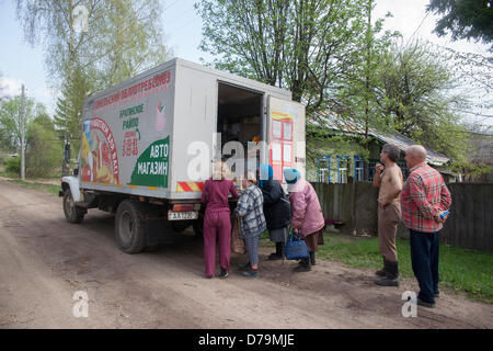 Bragin Region befindet sich in einer einzigartigen Klimazone in Belarus. Die vergangenen Zeiten war das Leben in dieser Region reichen. Soboly schleppt war ein Teil der großen und reichen Kolchose (Kolchos) "Put k Kommunizmu" ("der Weg in den Kommunismus") und verfügt über große Shool, Hersteller, Speisesaal, nad andere Infrastruktur. Nun ist dies eine veraltete Tote Stadt neben der Restricter Fallout Zone. Nur kleine Zahlen von alten Menschen und einige Familien leben hier. Foto: der mobile Speicher. Stockfoto