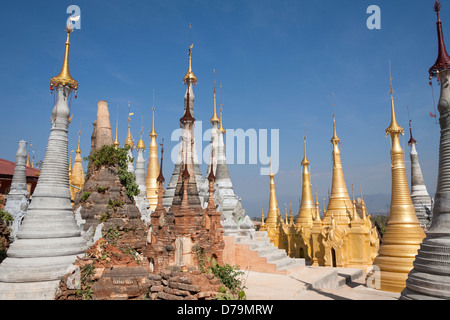 Einige der zahlreichen Stupas in Indein Pagode Shwe, Indein, Shan State in Myanmar (Burma) Stockfoto