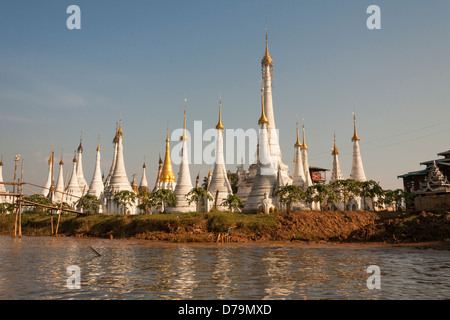 Stupas an einer Uferpromenade Tempel, Inle-See, Shan State in Myanmar, (Burma) Stockfoto