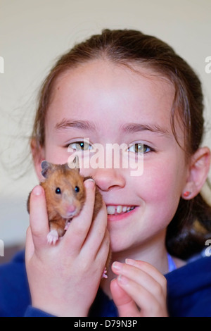 Junge Mädchen Kind Kinder Haustier Hamster, Irland Stockfoto