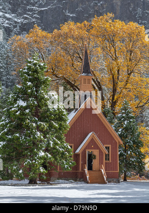 Yosemite Nationalpark, Kalifornien: Yosemite Valley Chapel (1879) in fallenden Schnee. Stockfoto