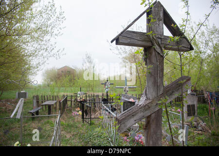 Bragin Region befindet sich in einer einzigartigen Klimazone in Belarus. Die vergangenen Zeiten war das Leben in dieser Region reichen. Soboly schleppt war ein Teil der großen und reichen Kolchose (Kolchos) "Put k Kommunizmu" ("der Weg in den Kommunismus") und verfügt über große Shool, Hersteller, Speisesaal, nad andere Infrastruktur. Nun ist dies eine veraltete Tote Stadt neben der Restricter Fallout Zone. Nur kleine Zahlen von alten Menschen und einige Familien leben hier. Stockfoto