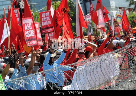 1. Mai 2013, Surabaya, Indonesien: Tausende von Arbeitern inszeniert Rallyes der internationalen Arbeiter Day (Mai) 2013 vor dem Amtssitz von Ostjava Gouverneur an Grahadi, Surabaya zu feiern. Arbeiter forderten höhere Löhne, Abschaffung der Vertragsarbeit System/Out-sourcing, Verteidigung der Rechte der Arbeitnehmerinnen und der Verstaatlichung von Auslandsvermögen. (Foto von Robertus Pudyanto/AFLO) Stockfoto