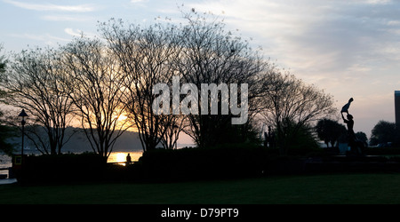 Ein Blick auf die Waving Girl Statue bei Sonnenaufgang in Savannah, Georgia Stockfoto